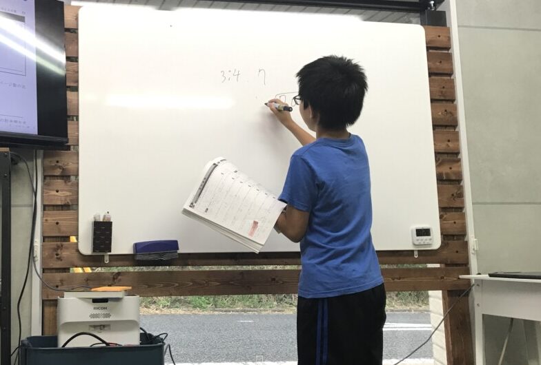 塾長に授業する小6の岩井君