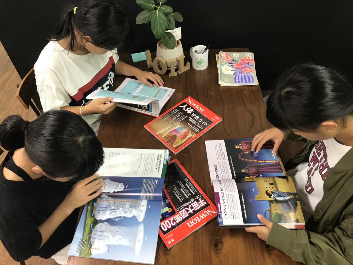 中３のころ塾のカフェスペースで友人と一緒にNewtonを眺める酒井さん